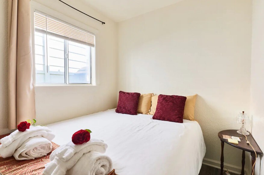 第二间卧室。标准双人床，带土耳其棉毛巾