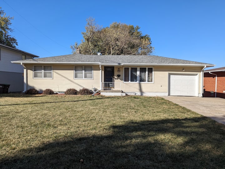 Cozy Aksarben Home Houses for Rent in Omaha, Nebraska, United States