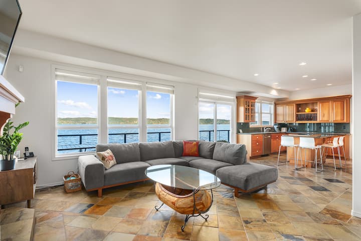 Luxury Beachfront Retreat Master Suite, Fireplaces - Langley, WA