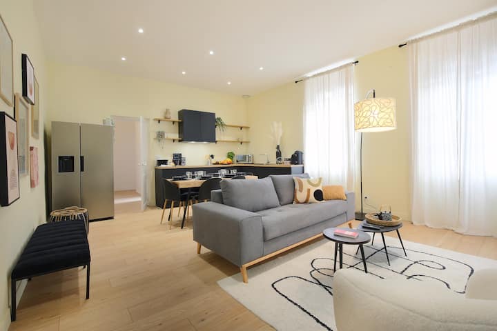 غرفة معيشة جميلة مع أريكة قابلة للتحويل وثلاجة أمريكية باب مزدوج ومطبخ مجهز