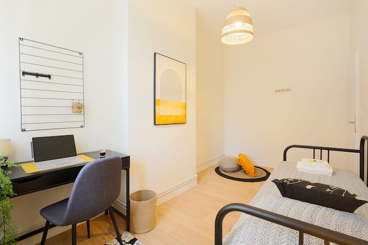 غرفة نوم 1 مع مكتب وسرير تراندل: تتسع لشخص أو شخصين