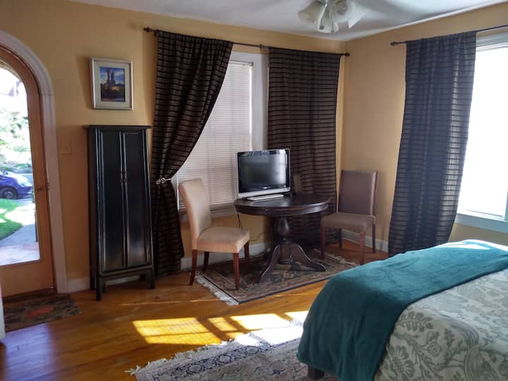 غرفة النوم الرئيسية ، فتح الباب إلى الشرفة الأمامية