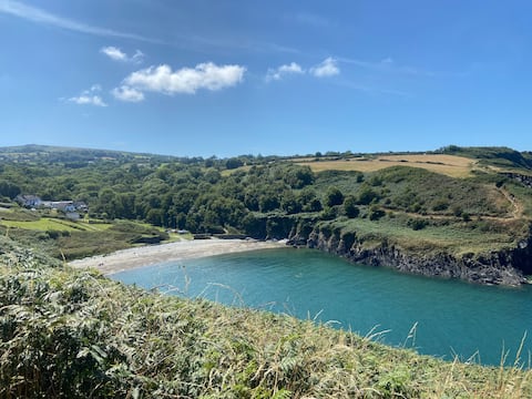 Barnacle Cottage - 100 metres to the beach