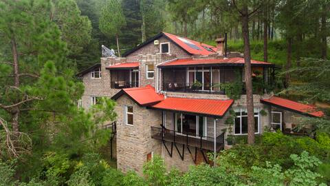 Ekam Villa, 4BR Mountain Retreat in Chail