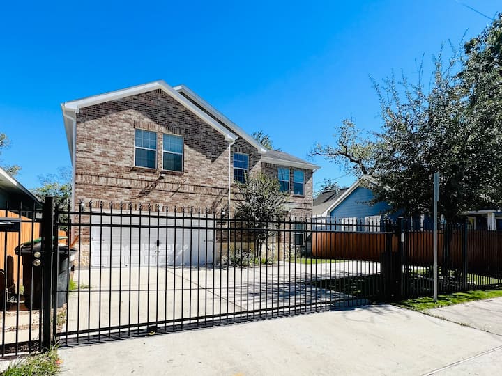 *Heart Of Houston* Pet Friendly/14ppl/4br/2.5b - Houston, TX