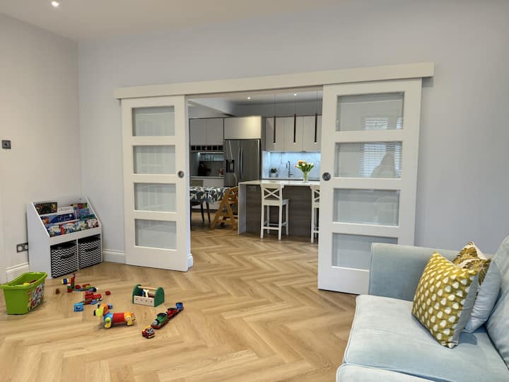 La salle de jeux/salon supplémentaire offre un espace pour que les enfants puissent jouer pendant que vous cuisinez ou profitez de votre propre logement. 
