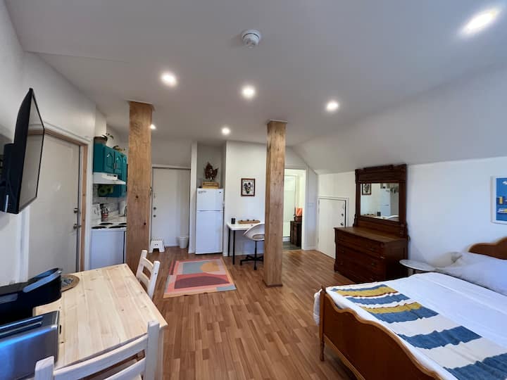 *Brand new* apartment in the heart of Dartmouth Guesthouses for Rent