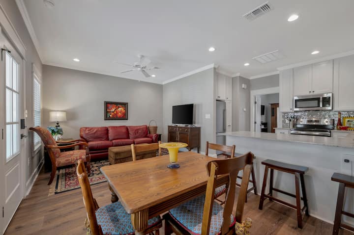Lovely One Bedroom Sugarberry Cottage Downtown. - Nacogdoches, TX
