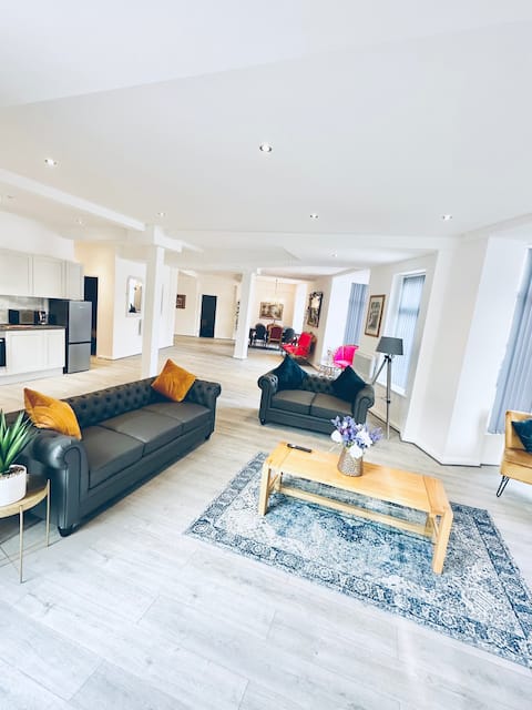 Top performing Airbnb: Winter Gardens Royal Suite Blackpool in Staining