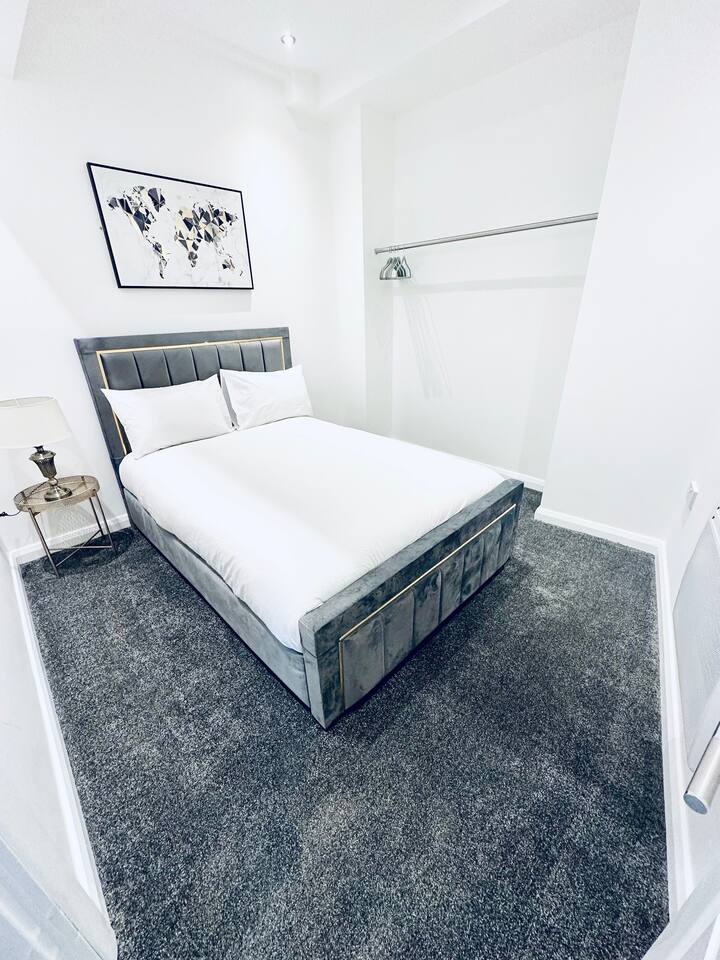 Dormitorio Edward: 

1 cama doble con 

capacidad para 2 huéspedes 