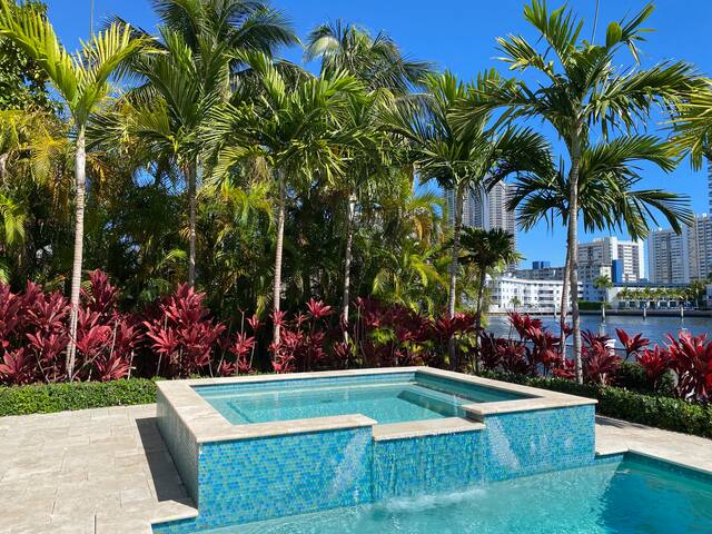 Villa on the Water in Golden Isles gallery image 3