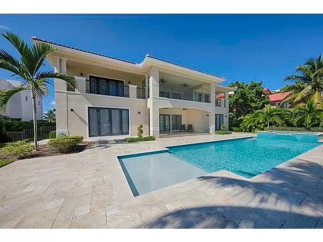 Villa on the Water in Golden Isles gallery image 2