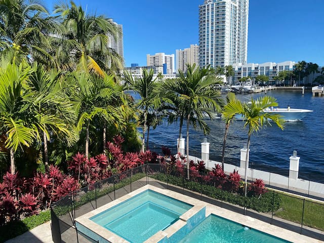 Villa on the Water in Golden Isles gallery image 5