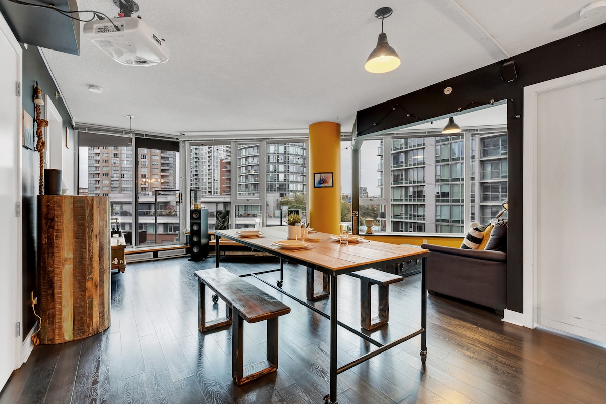 Youthful & Trendy 2-BR Downtown Vancouver Condo