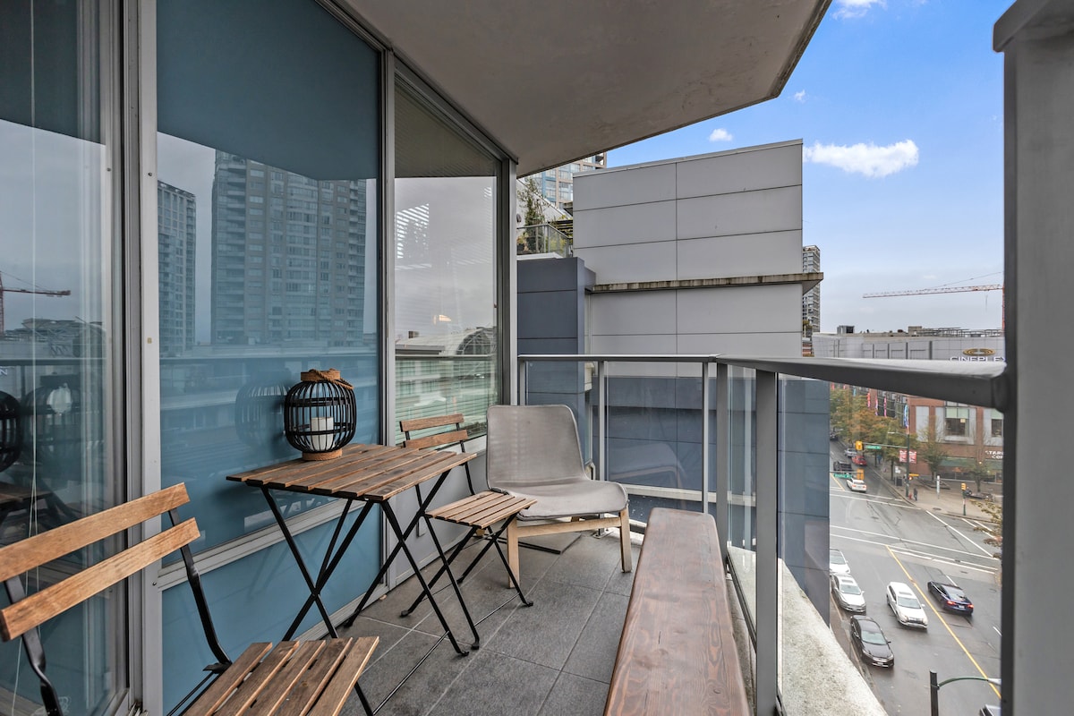 Youthful & Trendy 2-BR Downtown Vancouver Condo