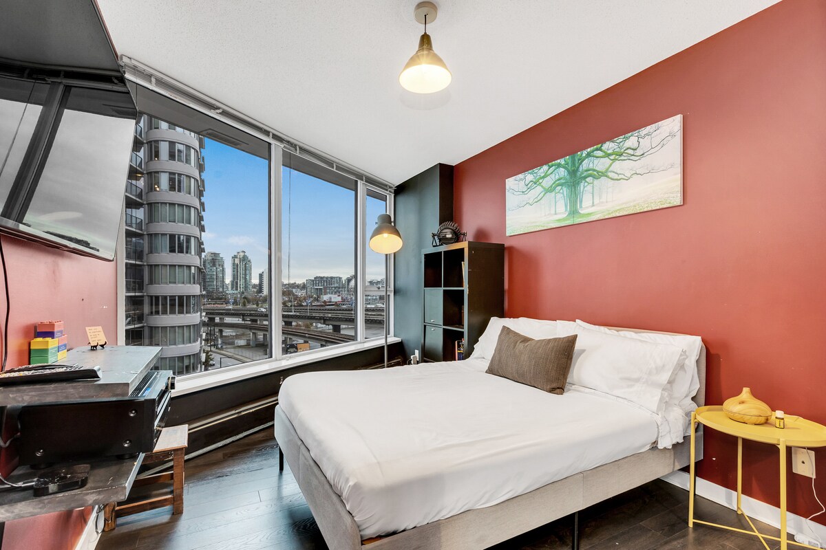 Youthful & Trendy 2-BR Downtown Vancouver Condo