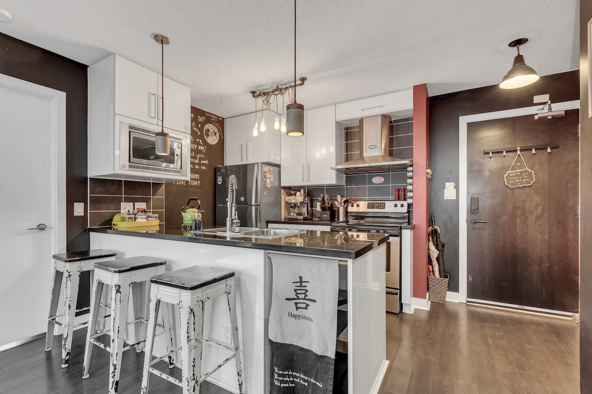 Youthful & Trendy 2-BR Downtown Vancouver Condo