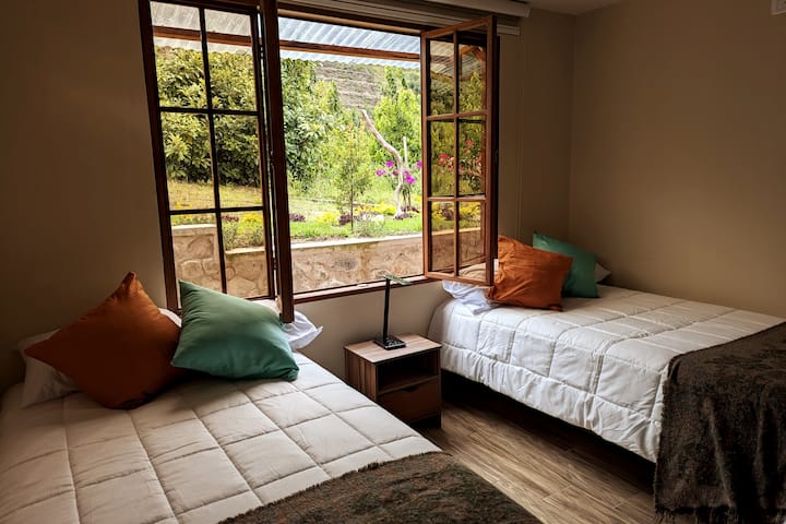 غرفة النوم رقم3 ( 2 سرير 1)/إطلالة جانبية على الحديقة 