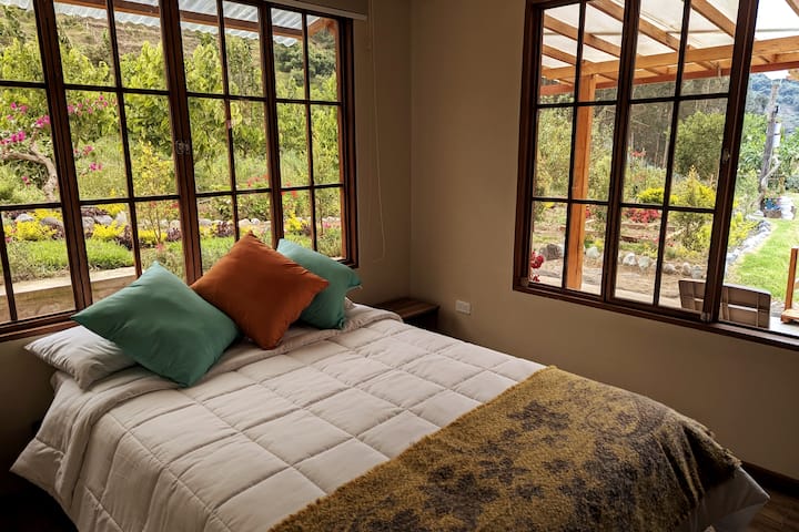 غرفة النوم رقم2 (تتسع لنوم شخصين)/إطلالة على الحديقة الأمامية والجانبية/حمام خاص