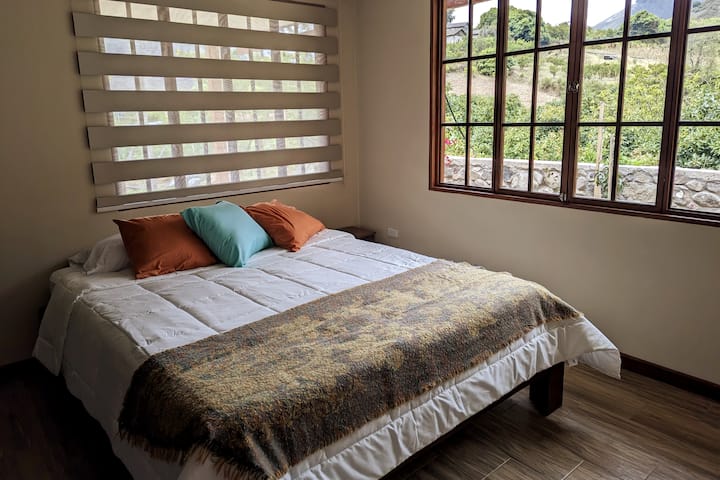 غرفة النوم رقم1 (سرير 3 مقاعد)/ إطلالة على الحديقة الخلفية/حمام خاص