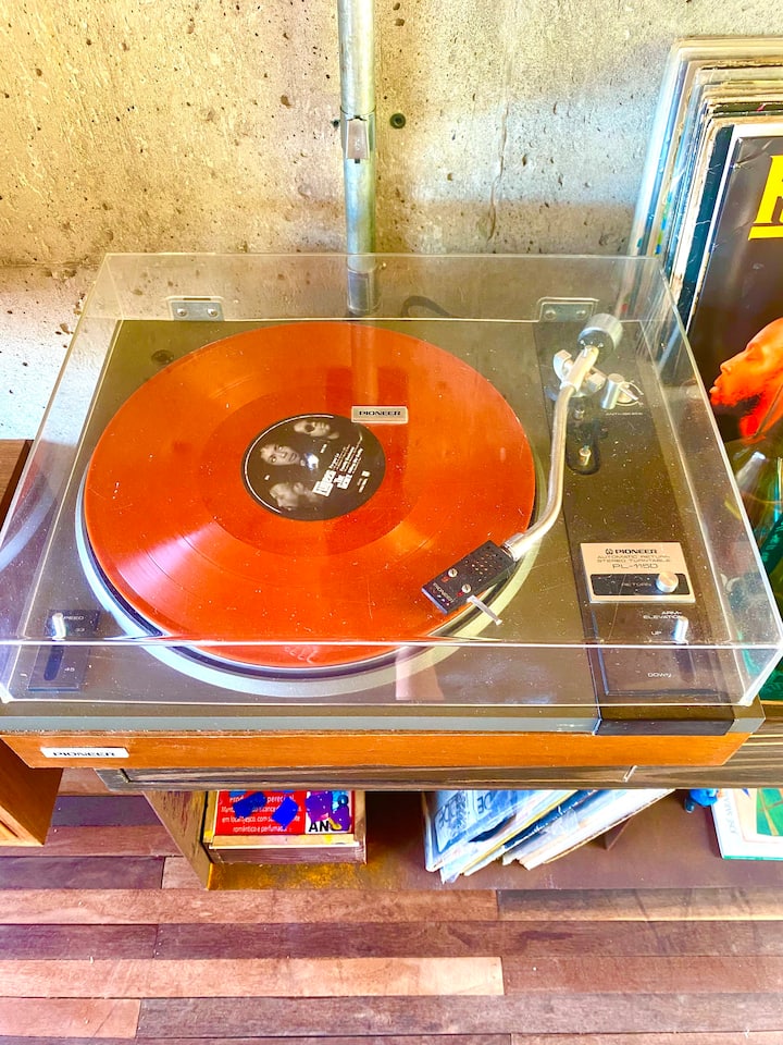 Selected records going Chico Buarque, Nina Simone, Tim Maya, Clara Nunes to the classics of Rock Led Zeppelin and Pink Floyd, will lull any rhythm.