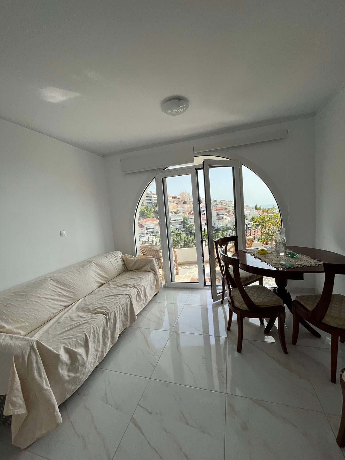 Salon avec table à manger