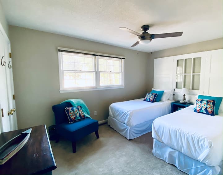 "Chumba cha Uvuvi" kina vitanda pacha pacha xl.  Eneo zuri kwa ajili ya watoto kadhaa au watu wazima 2 ambao hawangependa kulala kitanda.  Ikihitajika tunaweza kuanzisha chumba hiki kama kitanda kingine cha ukubwa wa mfalme, ikiwa inahitajika.  Mwonekano ni wa ua wa mbele kupitia baadhi ya miti.