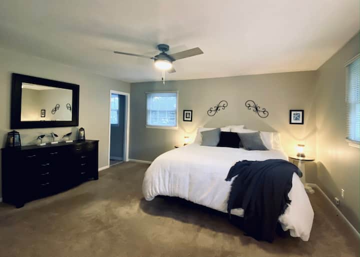 "Chumba cha Sandpiper" ni chumba kikubwa cha kulala kilicho kwenye kona ya nyuma ya nyumba kilicho na mwonekano wa nyuma na ua wa pembeni.  Inakaribisha wageni kwenye kitanda chenye starehe cha Sterns na Foster king, makabati 2, eneo dogo la kukaa na mlango wake wa kujitegemea wa kuingia kwenye chumba cha jua