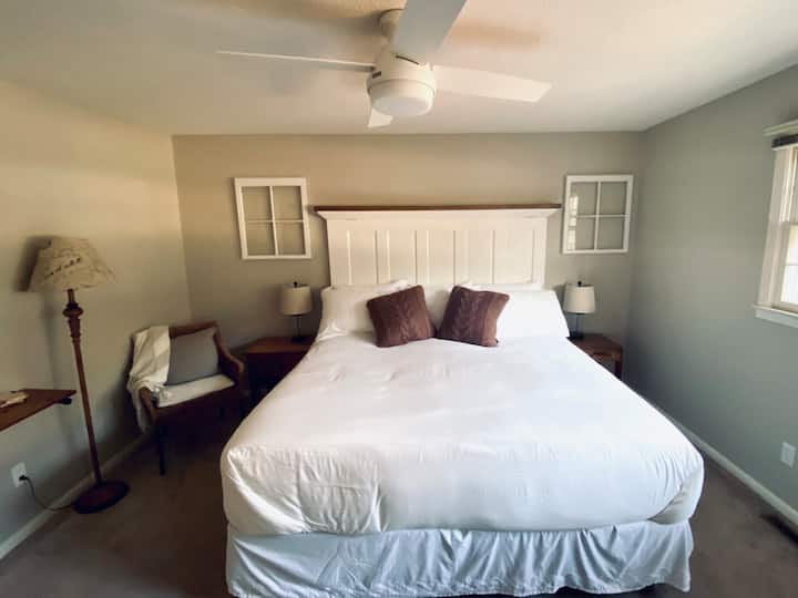 "Chumba cha Seashell" ni chumba cha kulala cha wageni cha mfalme cha starehe na ubao wa kichwa uliotengenezwa kutoka madirisha na milango iliyochukuliwa kutoka kwenye nyumba ya shambani ya 1930 ya Atlantiki Beach.  Mtazamo ni yadi ya mbele juu tu ya misitu ya rhododendron 