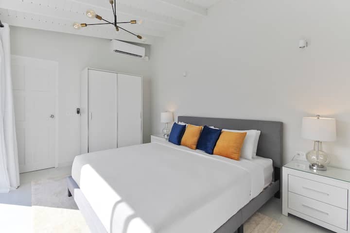Apartment bed 6 with king size bed and ensuite bathroom