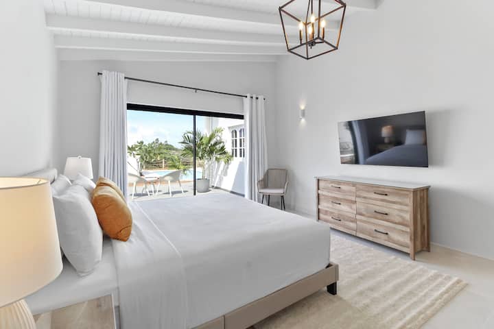 Ground floor, second Master suite with terrace overlooking the pool