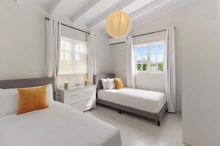 Apartment bed 5 with twin beds and ensuite bathroom