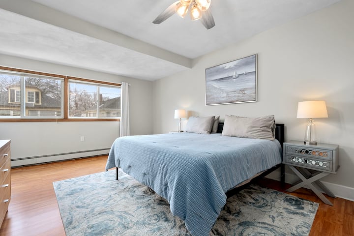 Cama tamaño king con colchón de 14pulgadas, dos mesitas de noche, persianas oscuras y espacio de trabajo