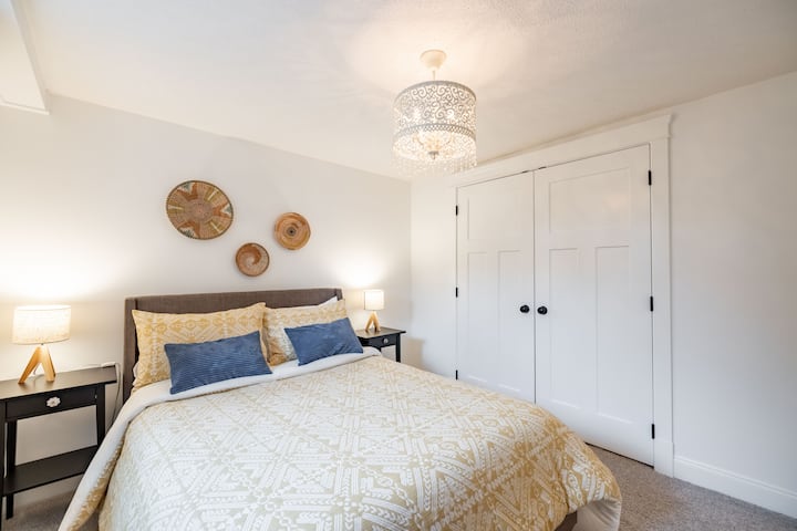 Kjo dhomë gjumi e rehatshme ka një krevat dopio dhe një dollap të madh.