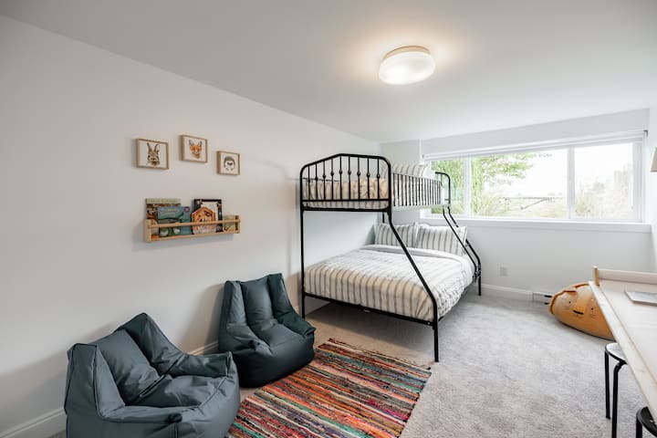 Kjo dhomë gjumi është pranë dhomës së lojërave dhe ka një kënd të rehatshëm leximi me fasule me një krevat dopio dhe tek. 