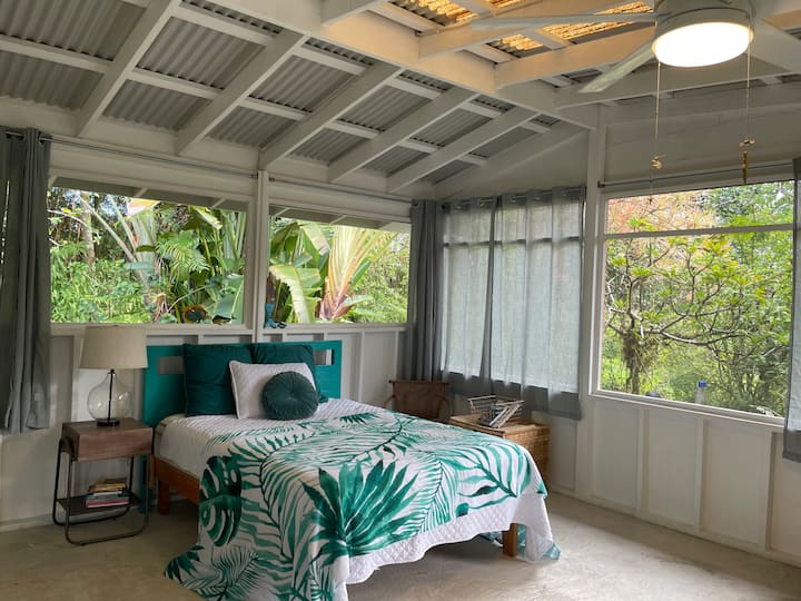 Beautiful guest suite in a botanical paradise! Guesthouses for Rent
