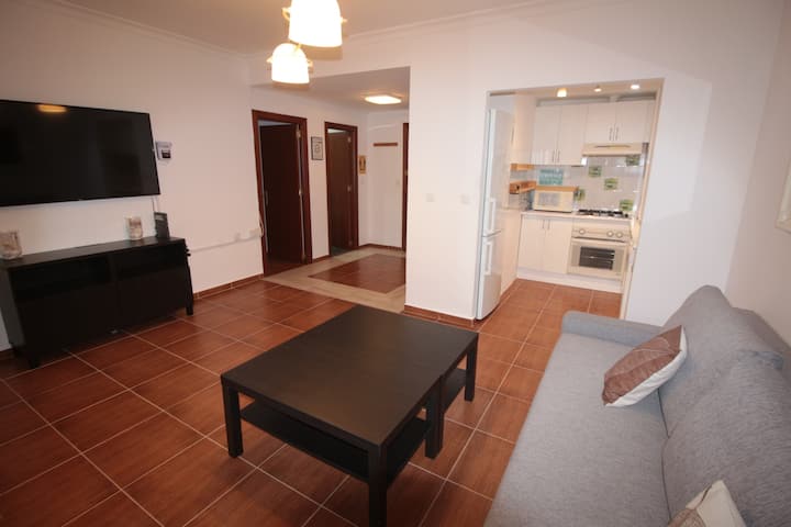 إطلالة على قاعة المدخل والمطبخ وغرفة النوم والحمام