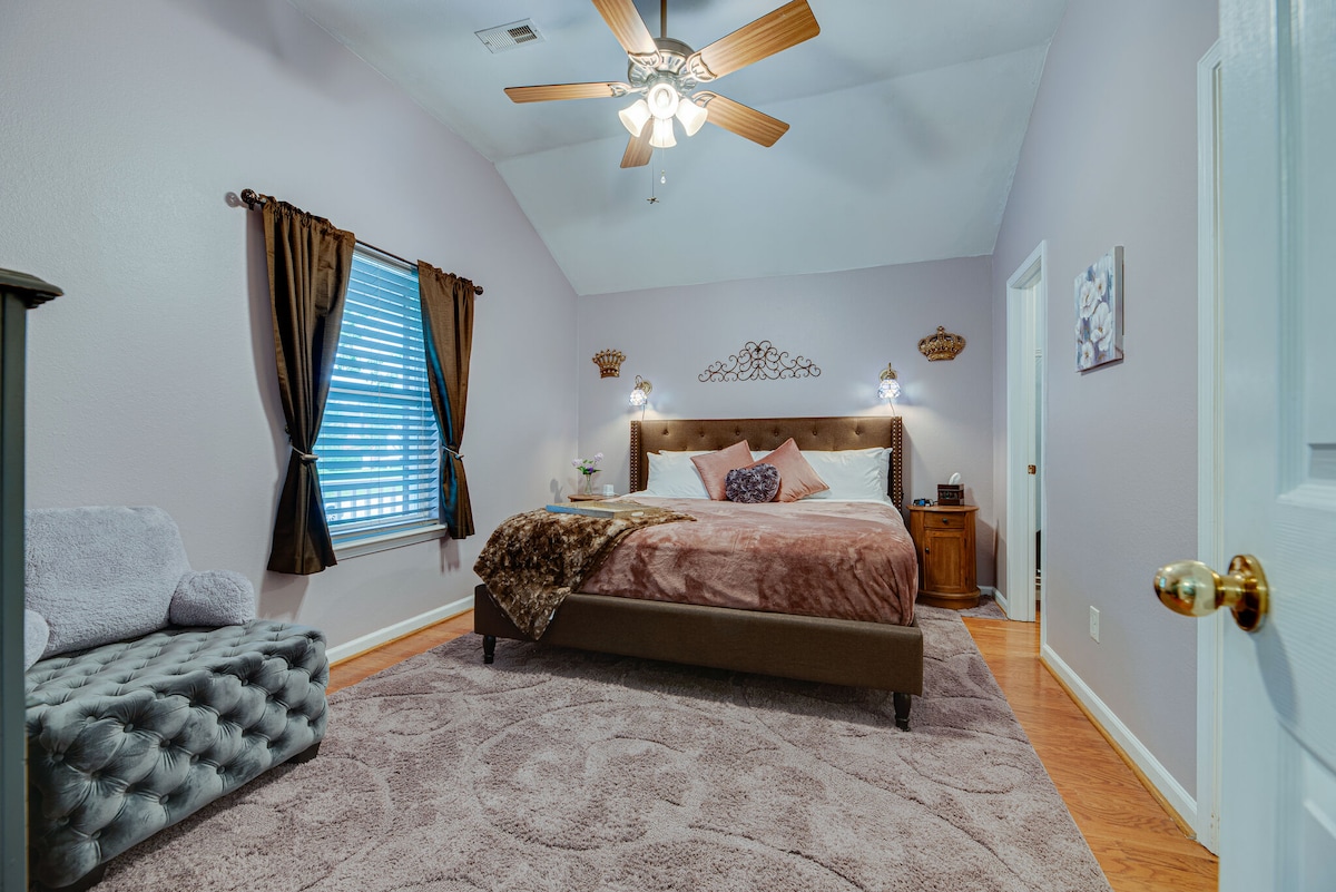 Ცალკე სამეფო აპარტამენტში არის ჰიბრიდული მატრასი „King“, ბალიშების მრავალჯერადი არჩევანი, შესასვლელი კარადა, უშუქო ფარდები და ვენტილატორი მაღალი ჭერიდან. Წაიკითხეთ ვიტრაჟული სანათები ან უყურეთ პლაზმურ ეკრანს საწოლიდან, სანამ თქვენი მოწყობილობები ტუმბოებზე იტენება.