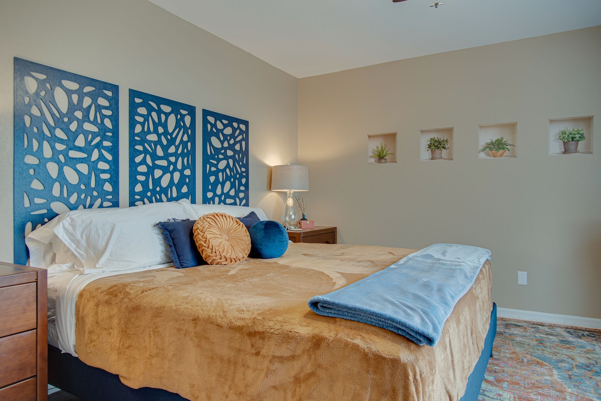 Lux ნომერში არის ჰიბრიდული საწოლი ლუქს-კლასის თეთრეულით და ბალიშებისა და საბნების არჩევანი. Ტელევიზორი, ვენტილატორი და უშუქო ფარდები კომფორტის უზრუნველსაყოფად.
Დამტენი სადგურები, SmartTV  და ჭერის ვენტილატორი.