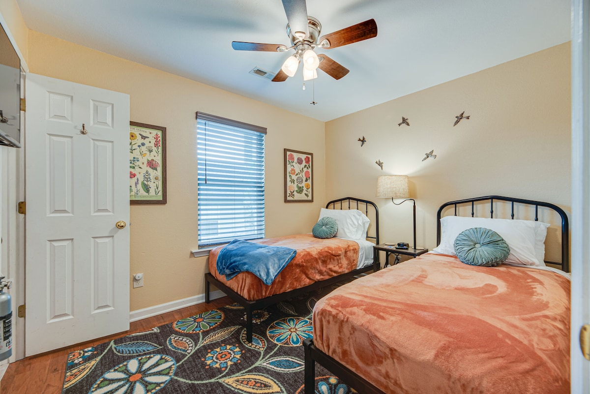 Ბაღის საძინებელს აქვს ორი ჰიბრიდული ტყუპი ლეიბი რბილი ზეწრებითა და ყვავილების დეკორით. Ოთახში არის ვენტილატორი, სმარტ-ტელევიზორი და შესასვლელი კარადა.