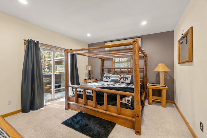 Основна спалня, двойно легло, плъзгащи се врати водят директно до хидромасажна вана