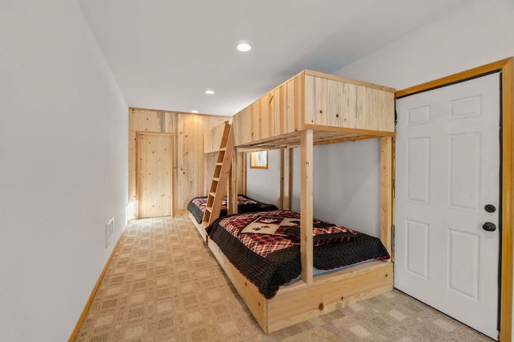 Двуетажна къща, прикрепена към гаража, двойни легла на долните легла, двойни легла на горните легла, нагревател за стена на кадети