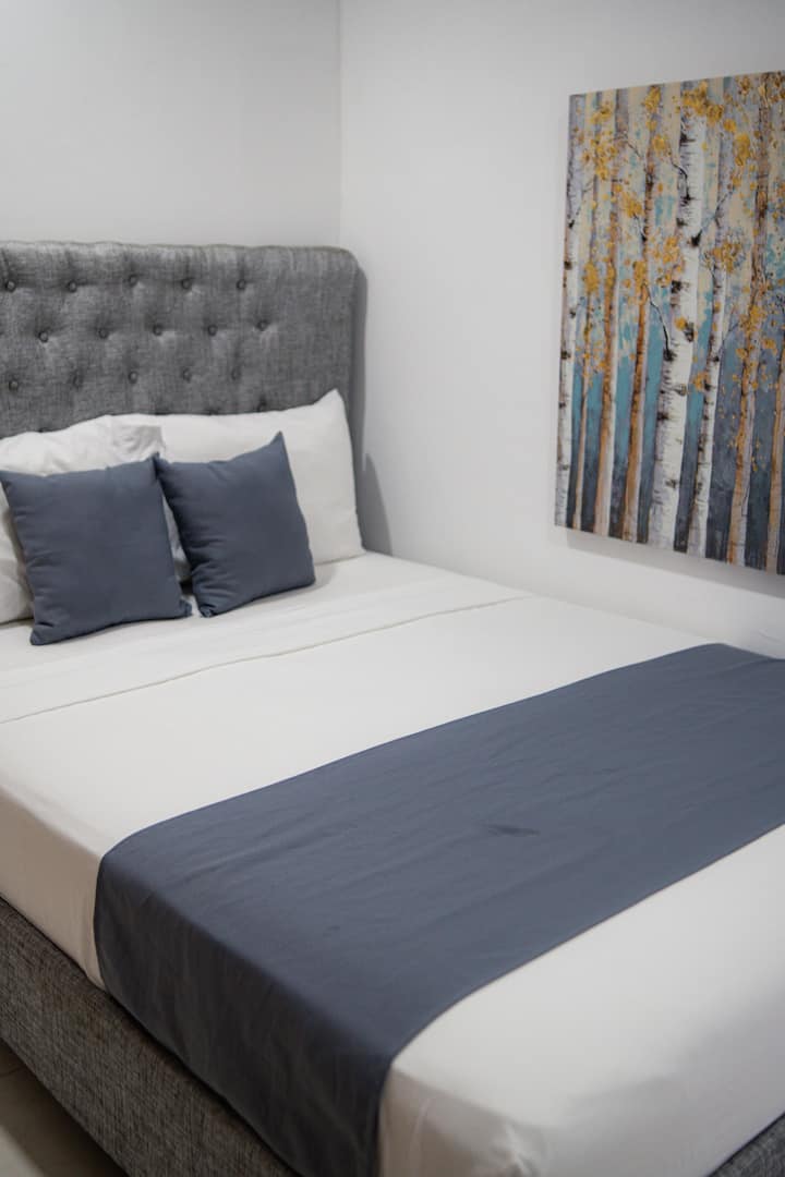 Chambre lumineuse avec des lits confortables, une décoration moderne et des détails chaleureux qui créent une atmosphère accueillante.