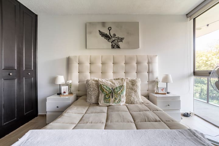Second bedroom with queen size bed. Decorated in neutral colors for a moment of relaxation and happy rest