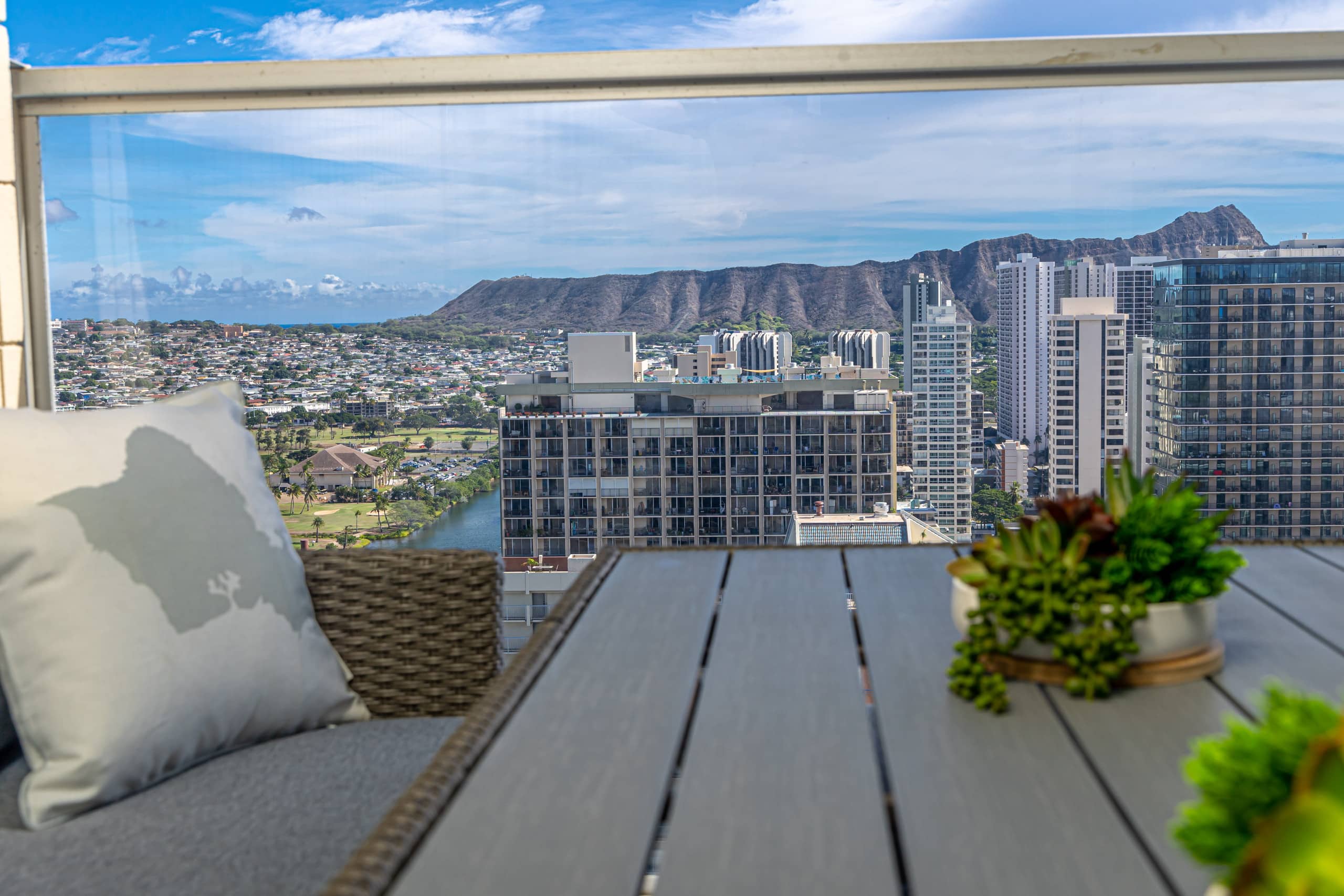 Condo in Honolulu · ★4.93 · Studio · 1 bed · 1 bath - Image 2