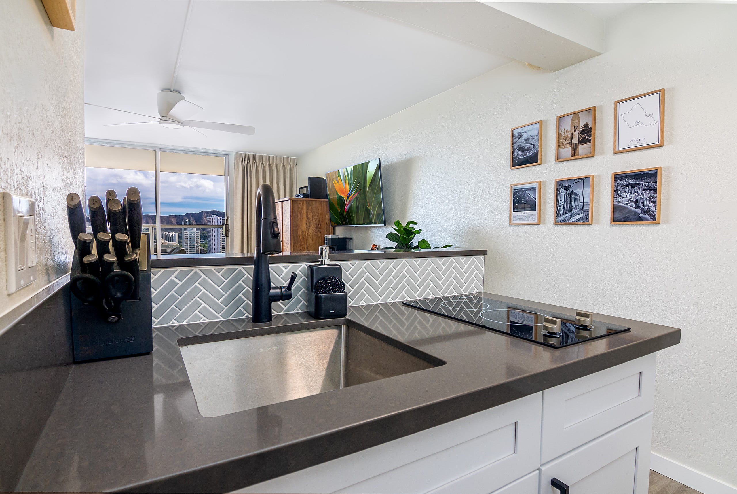 Condo in Honolulu · ★4.93 · Studio · 1 bed · 1 bath - Image 4