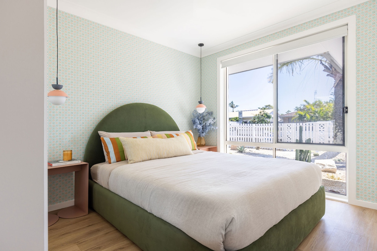 All the colours and textures you could dream of are in this Queen Room. Features mirrored wardrobes, a ceiling fan and a cactus garden view. 