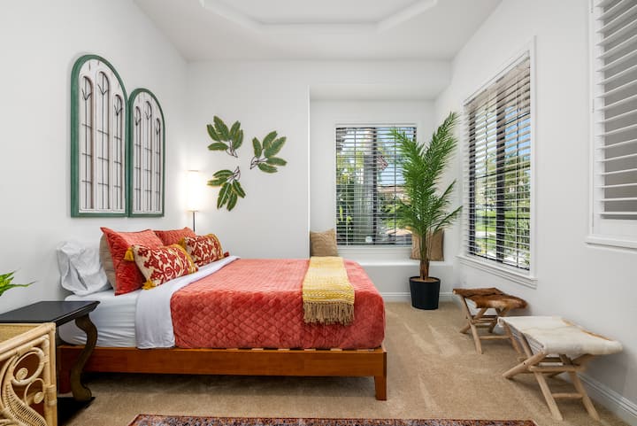 Bedroom #2 with Queen size memory foam mattress