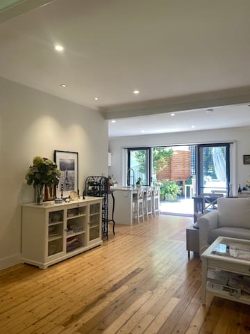 Beautiful home & Cabin walking distance to Avalon