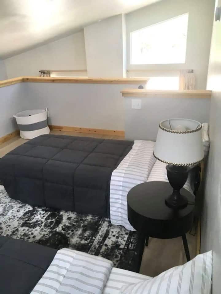 Zona de loft con dos acogedoras camas individuales...